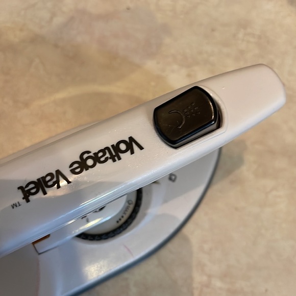 Voltage Valet Travel Iron - Picture 5 of 9